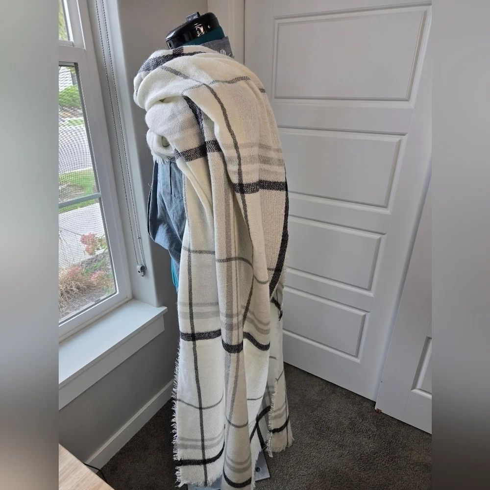 OLD NAVY OVERSIZE FLANNEL BLANKET SCARF CREAM PLAID SHAWL WRAP WOMEN OS COZY